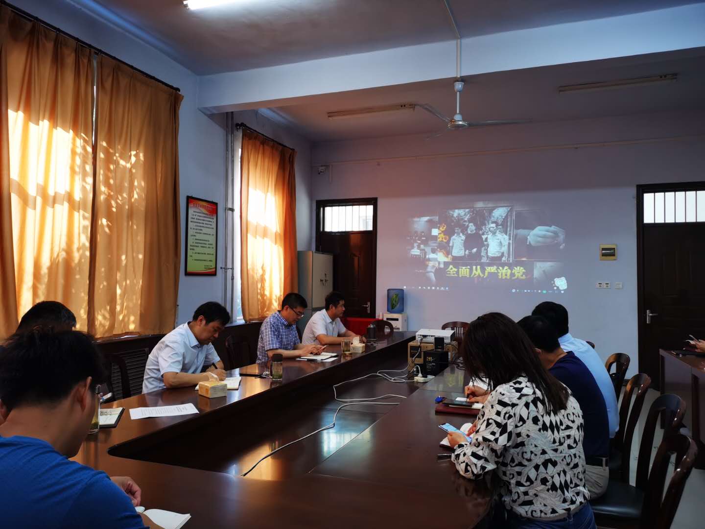 观看反腐倡廉警示教育片